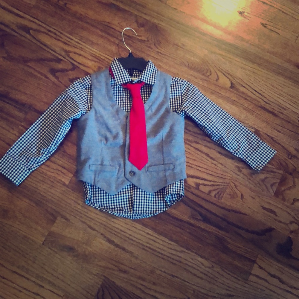 👦🏼3 piece 3T boys button up, vest  and tie 👦🏼
